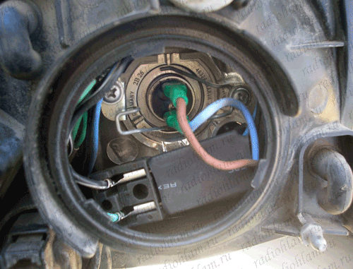 фото устройства плавного включения фар, установленного в автомобильной фаре